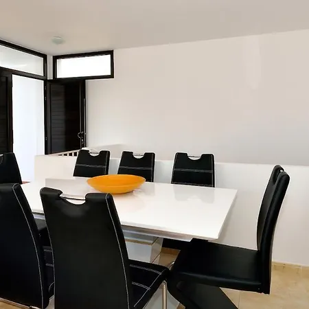 Playa Blanca Sleeps 10 Pool Wifi Villa *